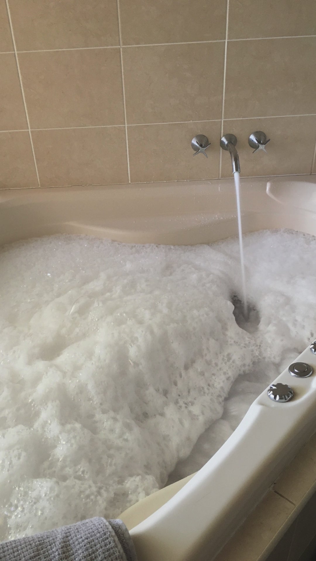 Mermaid Kisses Fizzing Bubble Bath